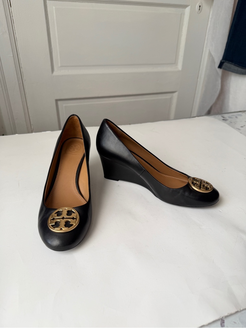 Tory Burch Sally Wedge Pumps Black Leather Heels Gold Double T Logo Size 7